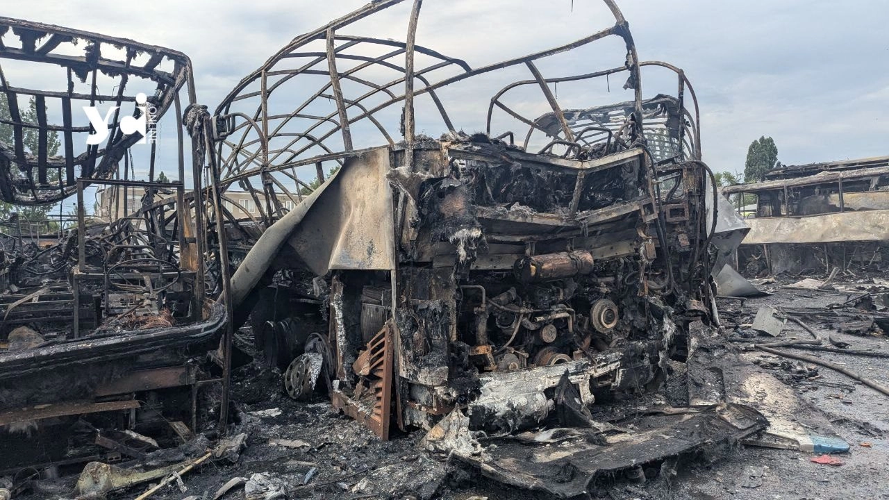 Удар по Одесі: росіяни знищили автобуси на автотранспортному підприємстві, є постраждалі