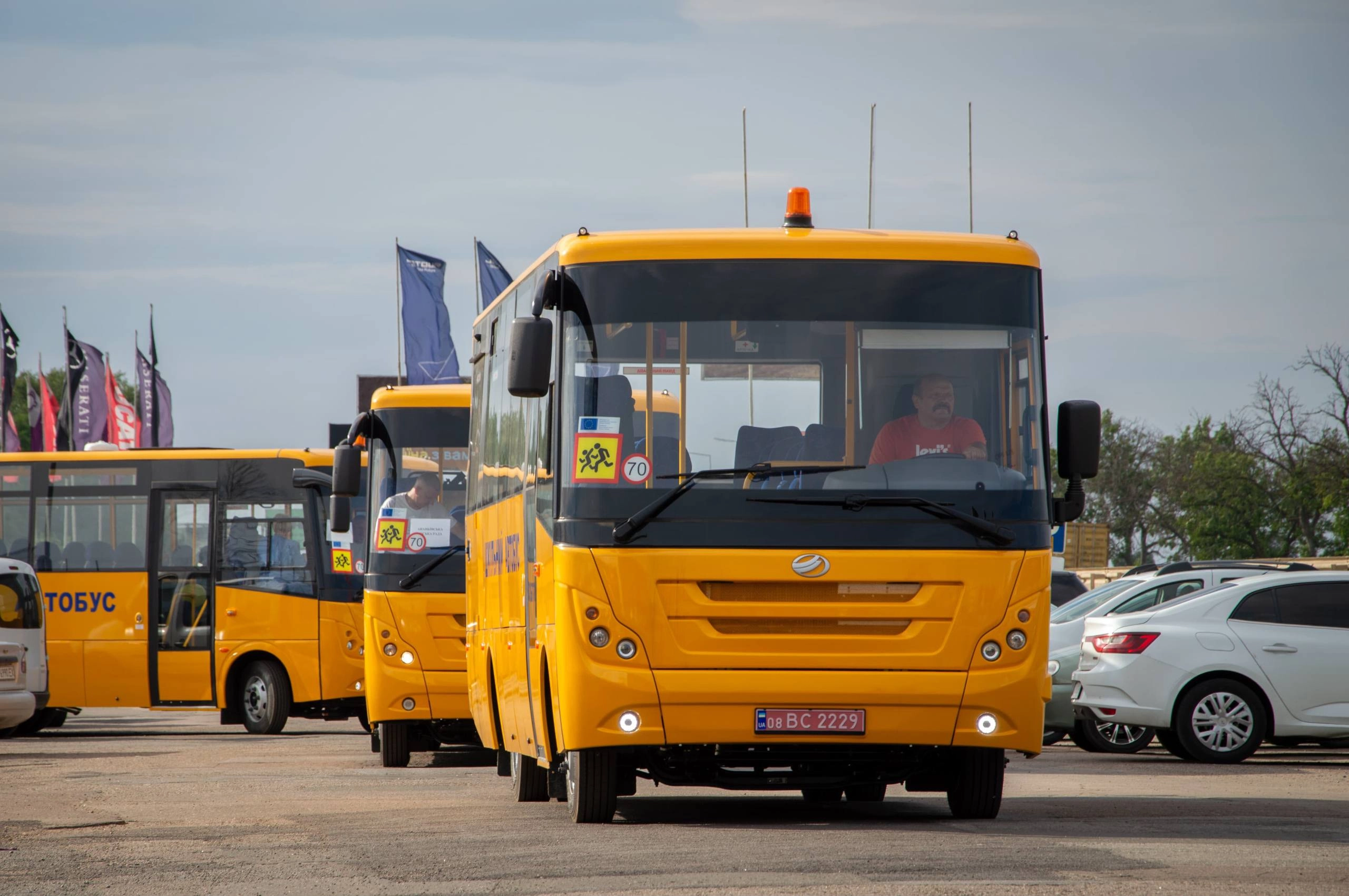 26 нових інклюзивних автобусів передали громадам Одещини