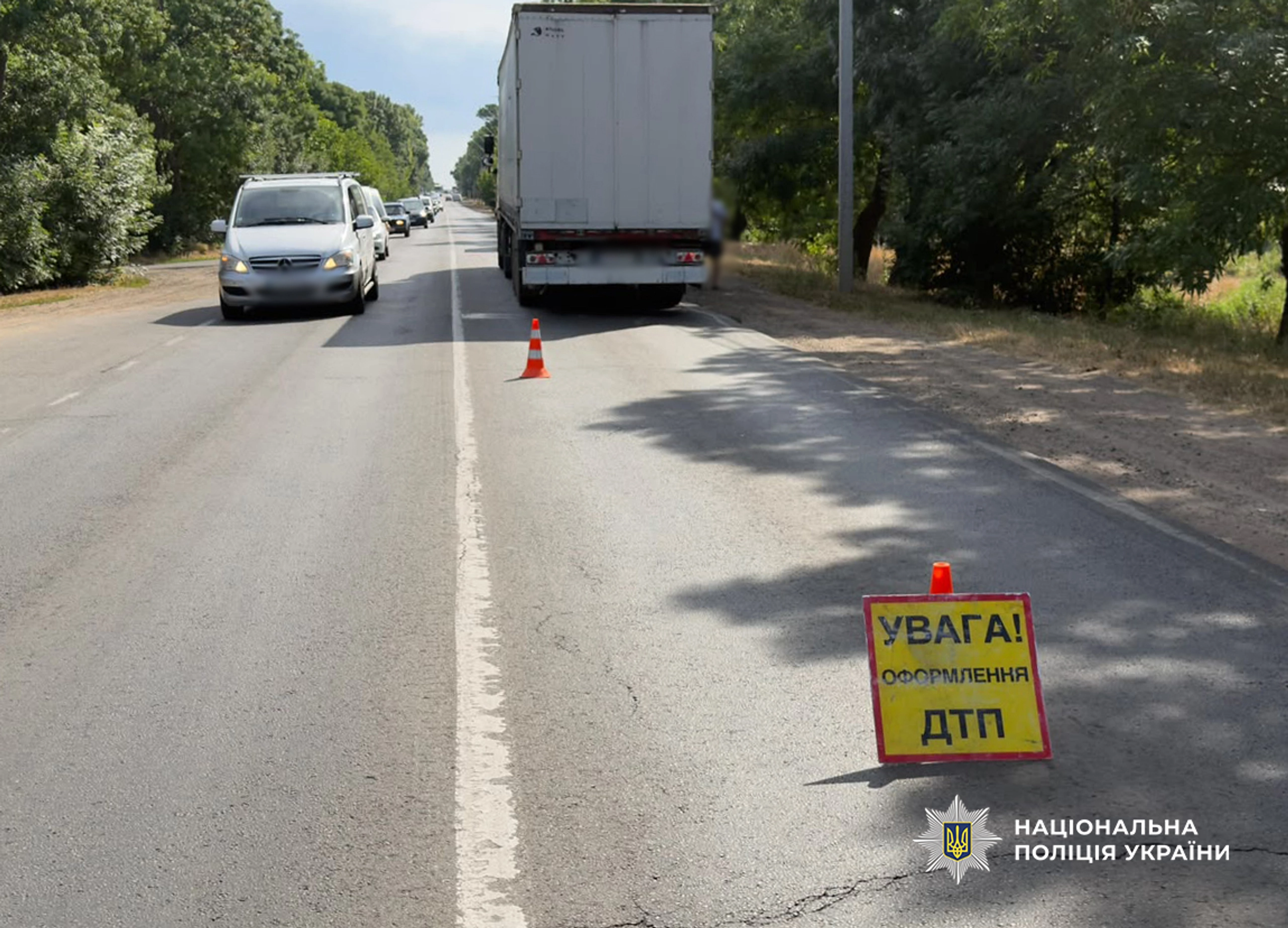 На трасі Одеса—Південне вантажівка зіткнулася з маршруткою: троє людей у лікарні
