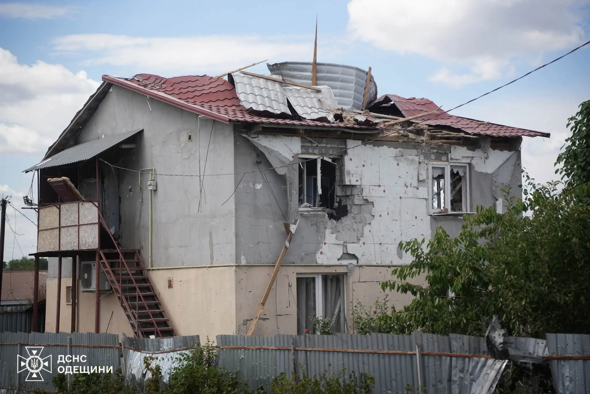 Росія вдарила ракетою по житловому сектору на Одещині: загинули жінка та собака