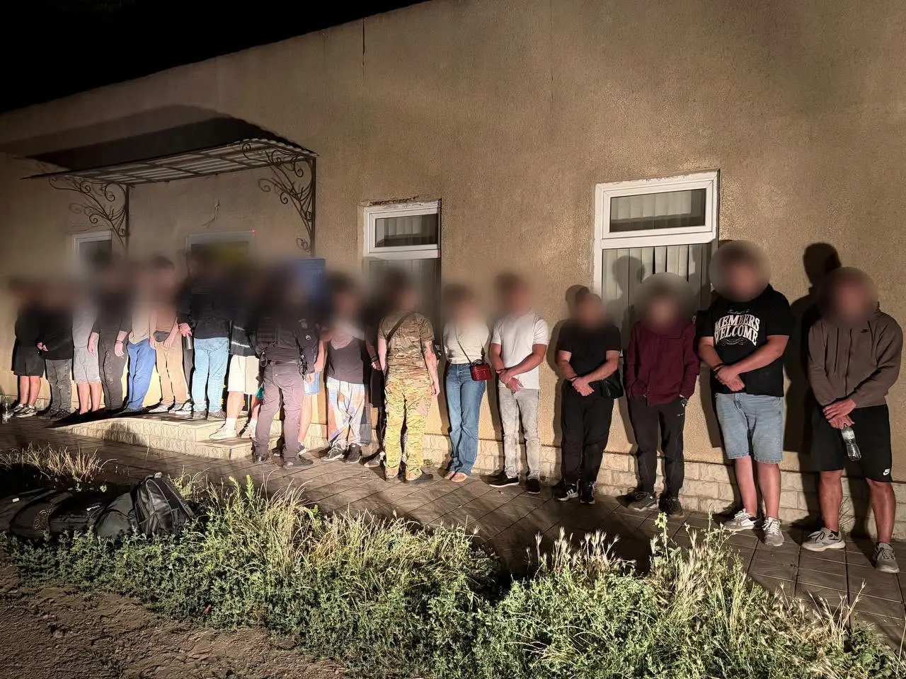 На Одещині затримали 13 чоловіків, яких везли до кордону за 10 тисяч доларів