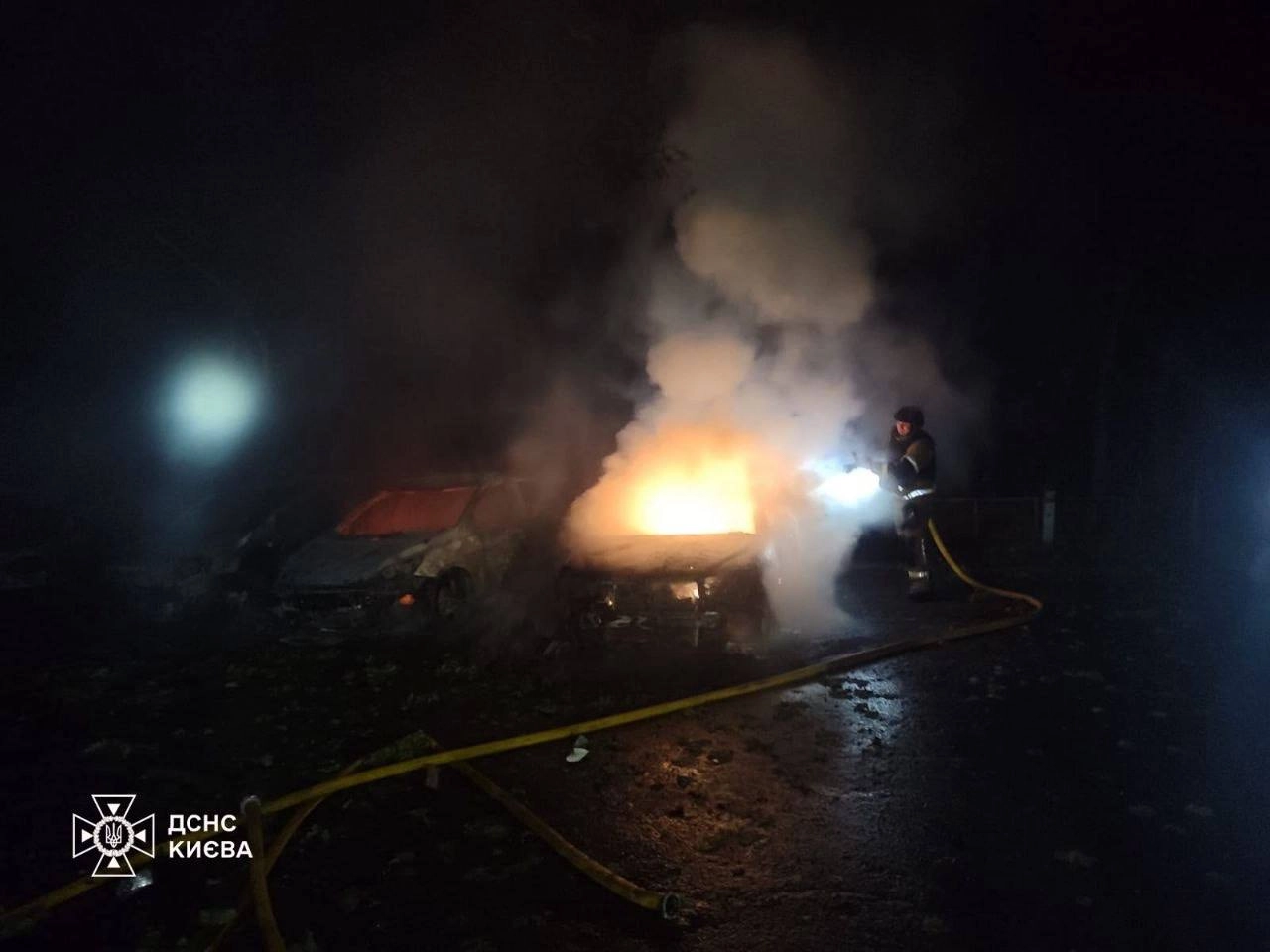 Росія вночі атакувала Київ: горіли склади й авто, пошкоджено школу-інтернат