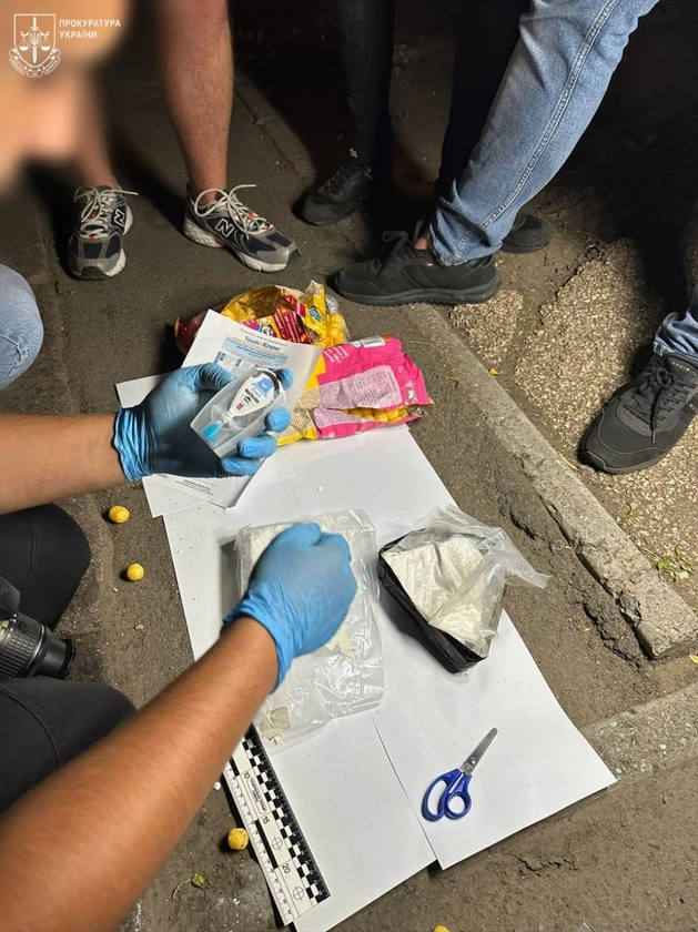 В Одесі засудили дилера, який перевозив кокаїн у рюкзаку своєї 10-річної доньки