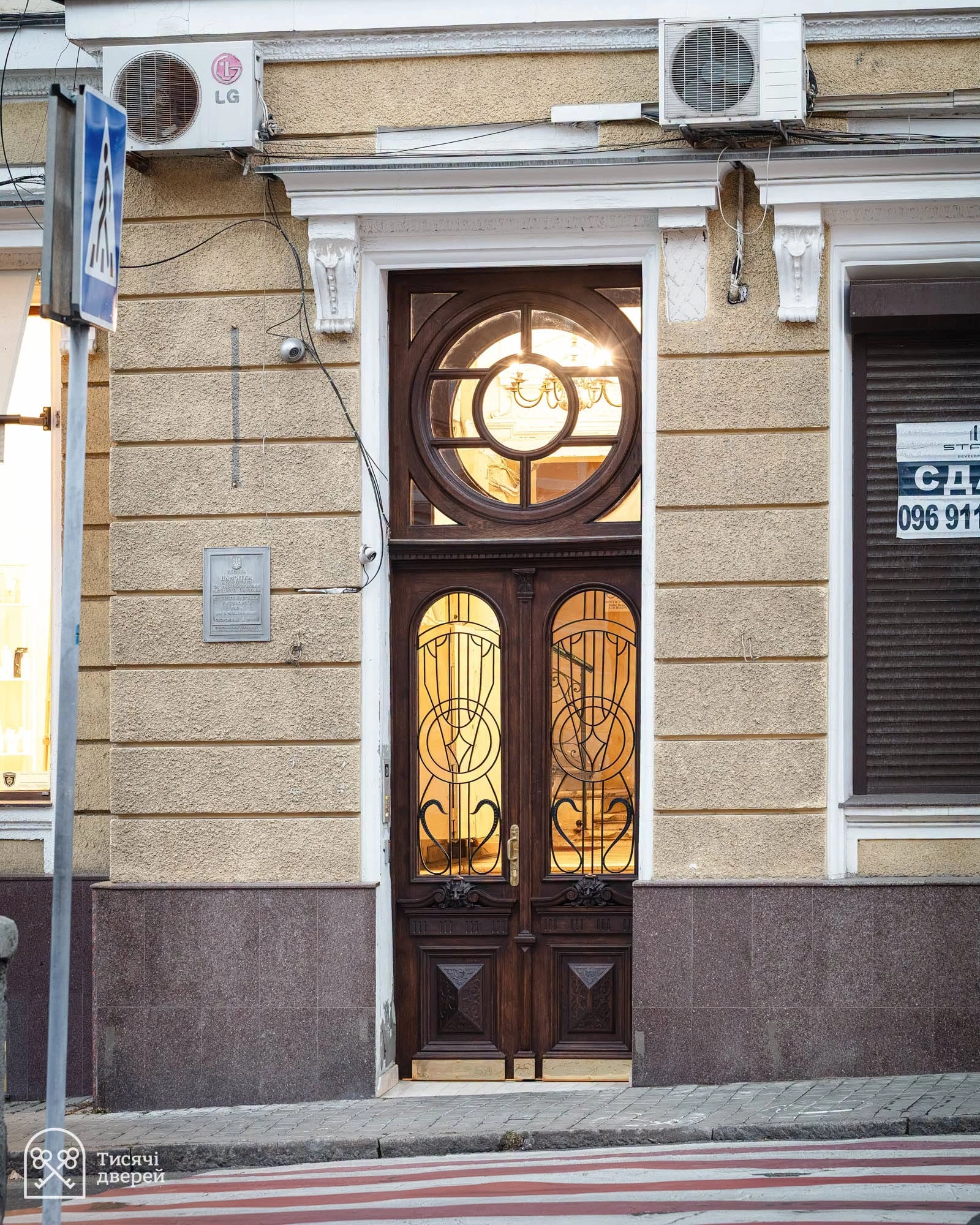 В Одесі відреставрували історичні двері, пошкоджені російським ракетним ударом