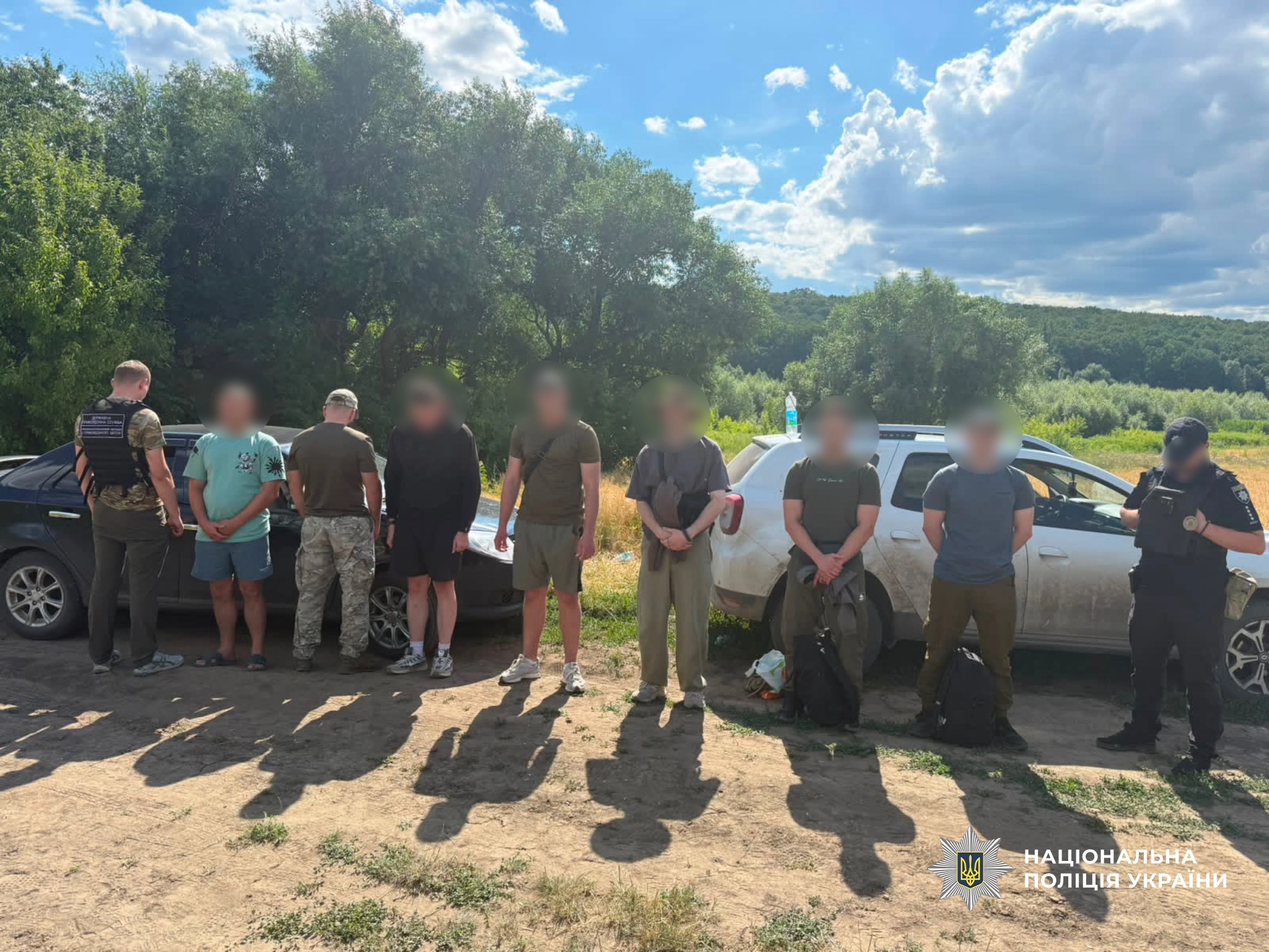 На Одещині військовий віз чотирьох чоловіків до кордону, а в багажнику зберігав гранати й набої