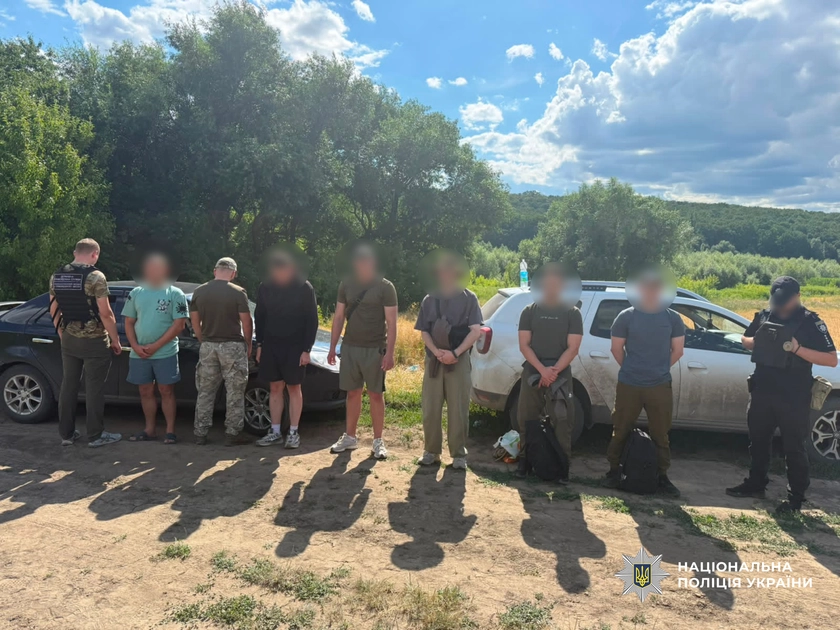 На Одещині військовий віз чотирьох чоловіків до кордону, а в багажнику зберігав гранати й набої