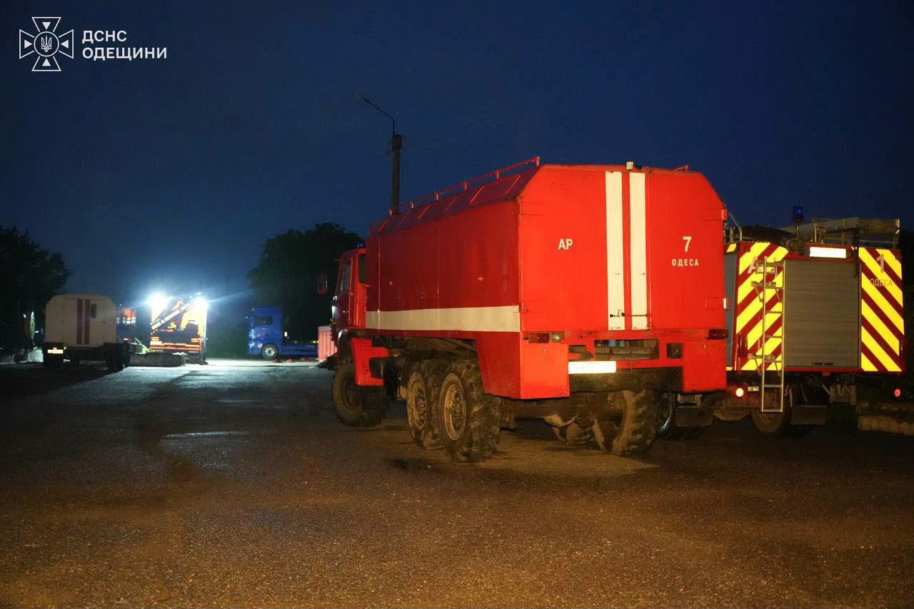 В Одесі четверту добу гасять пожежу на полях зрошення