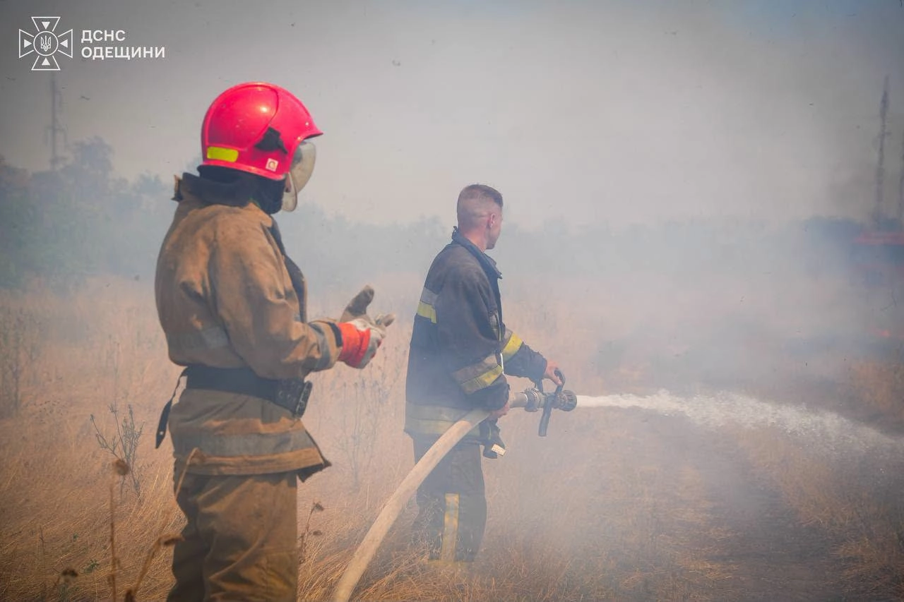 В Одесі четверту добу гасять пожежу на полях зрошення