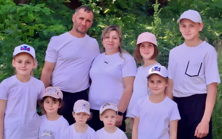 «Якщо можемо дати комусь тепло і підтримку, чому ні?»: як двійнята Аня і Ваня стали частиною родини Чабаненків