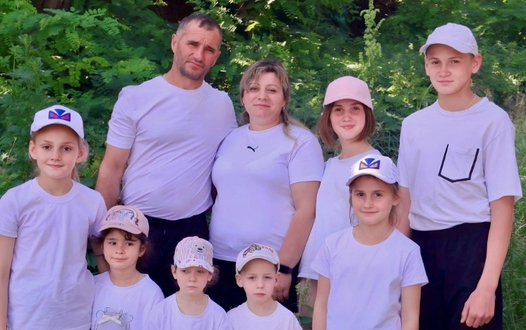 «Якщо можемо дати комусь тепло і підтримку, чому ні?»: як двійнята Аня і Ваня стали частиною родини Чабаненків