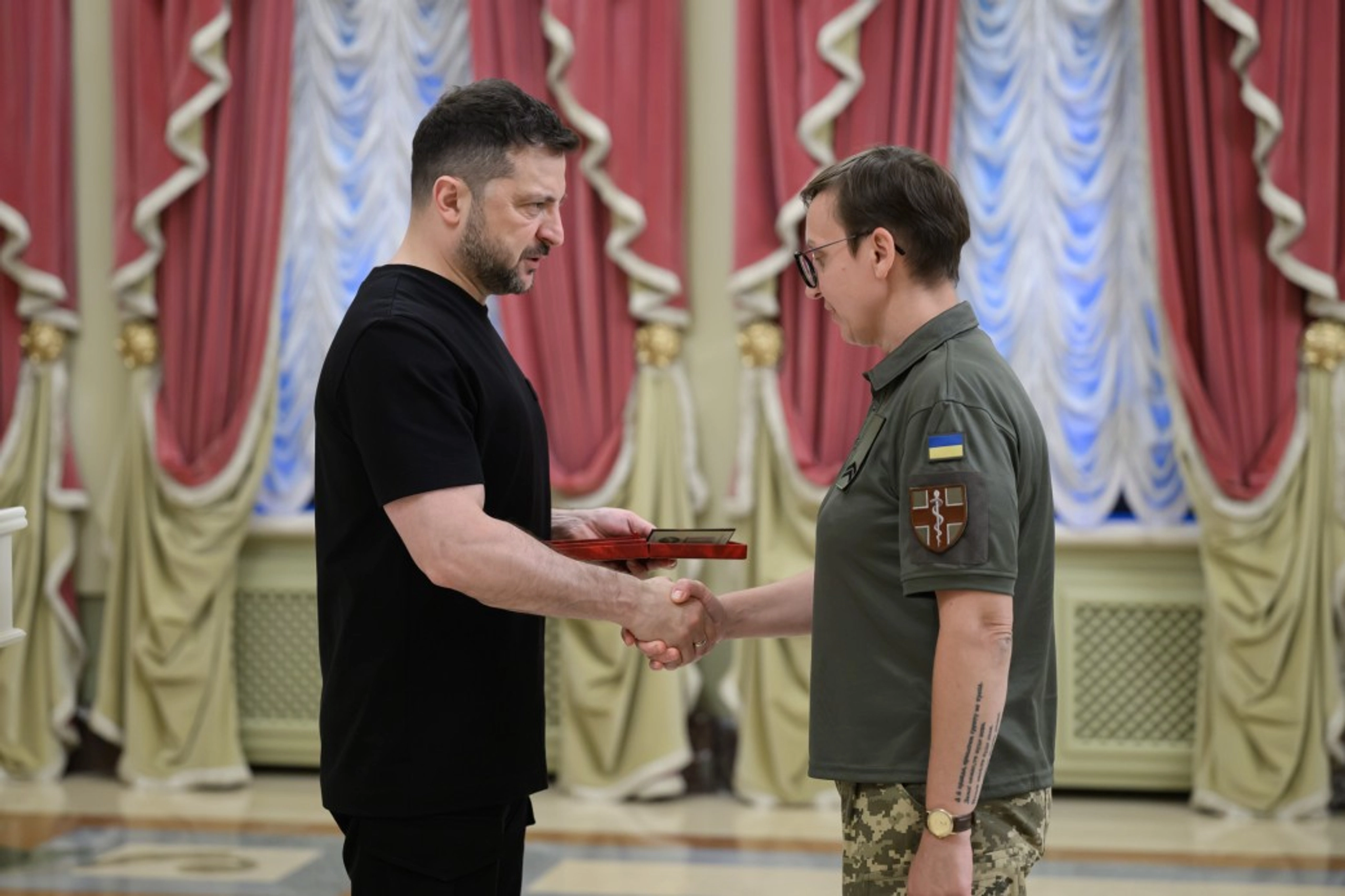 «Приклад для всього світу»: Зеленський нагородив українських медиків