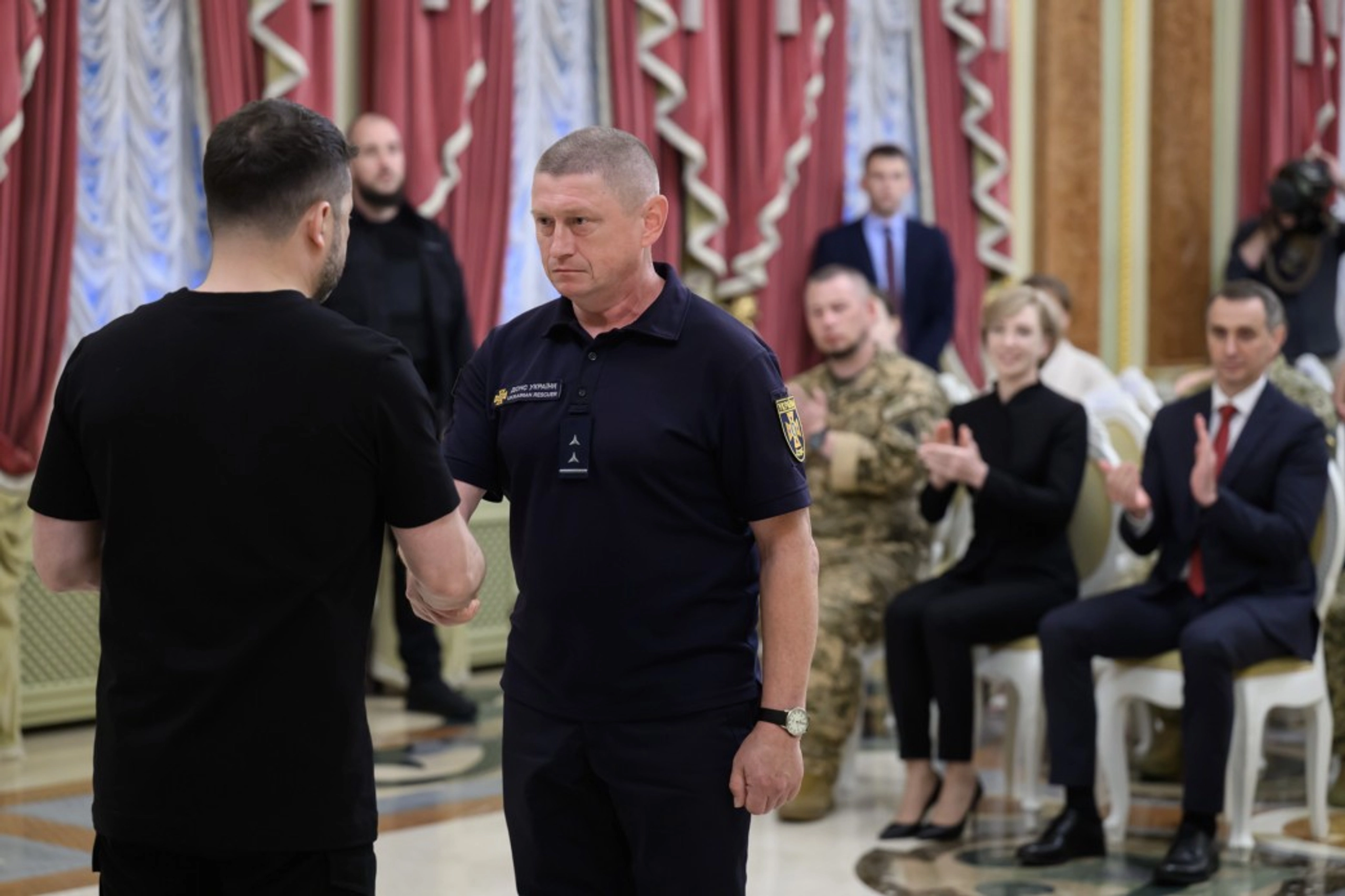 «Приклад для всього світу»: Зеленський нагородив українських медиків