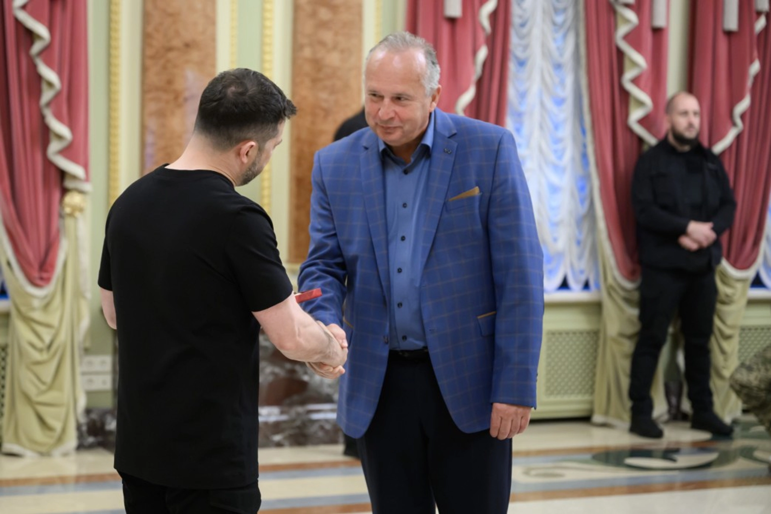 «Приклад для всього світу»: Зеленський нагородив українських медиків