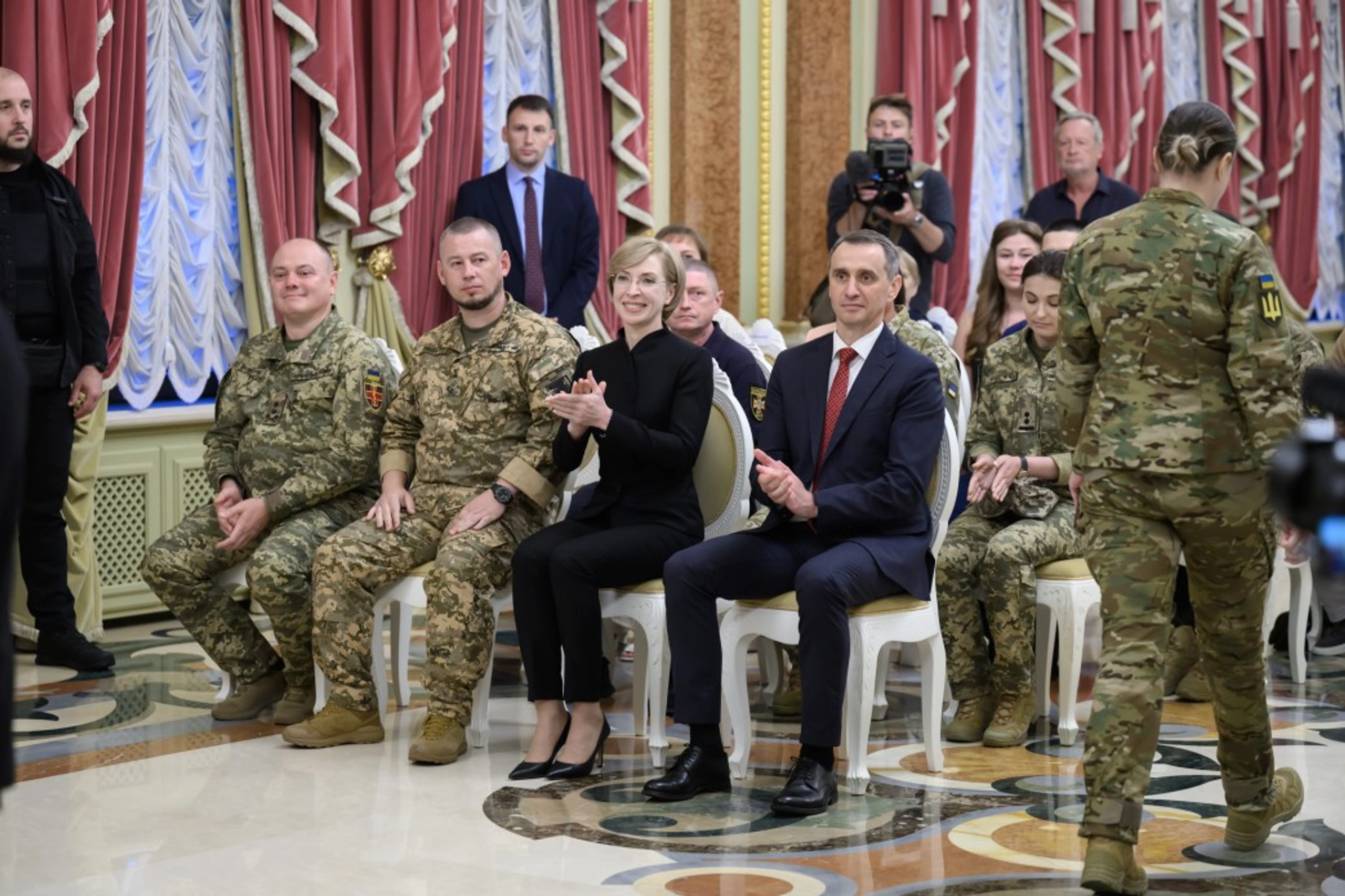 «Приклад для всього світу»: Зеленський нагородив українських медиків