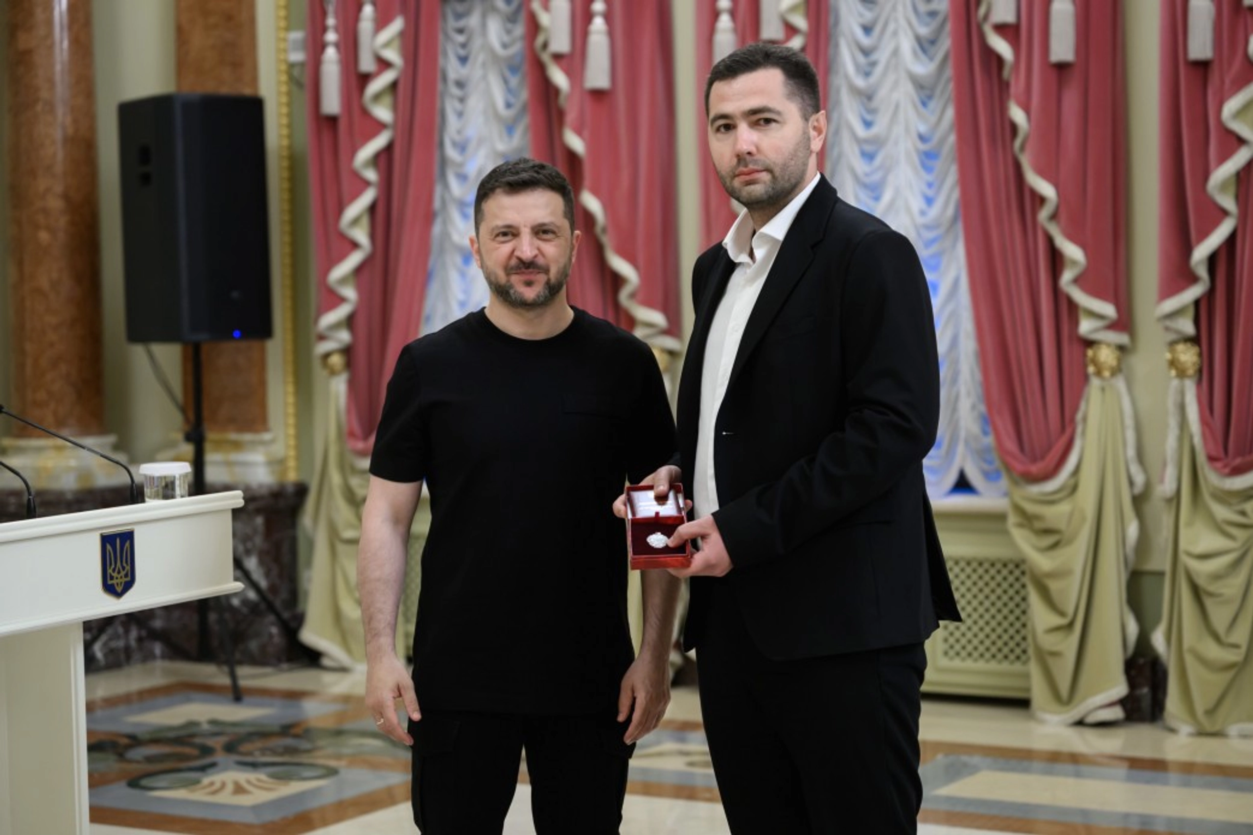 «Приклад для всього світу»: Зеленський нагородив українських медиків