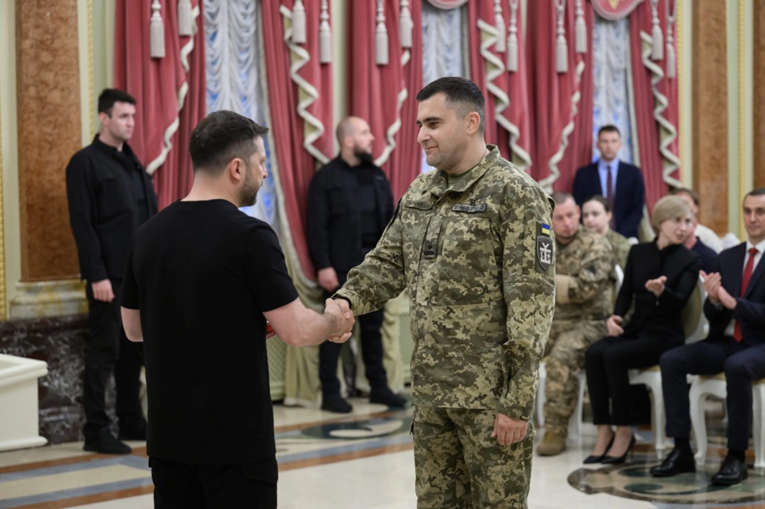 «Приклад для всього світу»: Зеленський нагородив українських медиків
