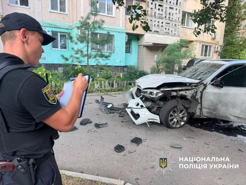 В Одесі вибухнув позашляховик: постраждав водій, на місці працює поліція
