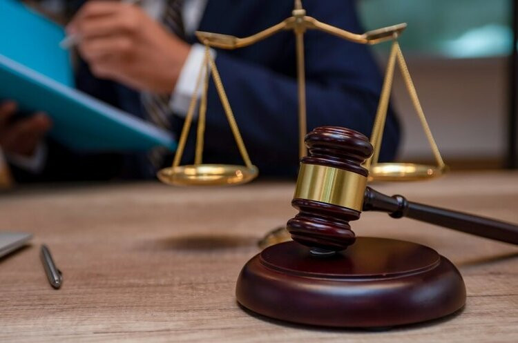 На Одещині посадовицю засудили за закупівлю лавок із переплатою